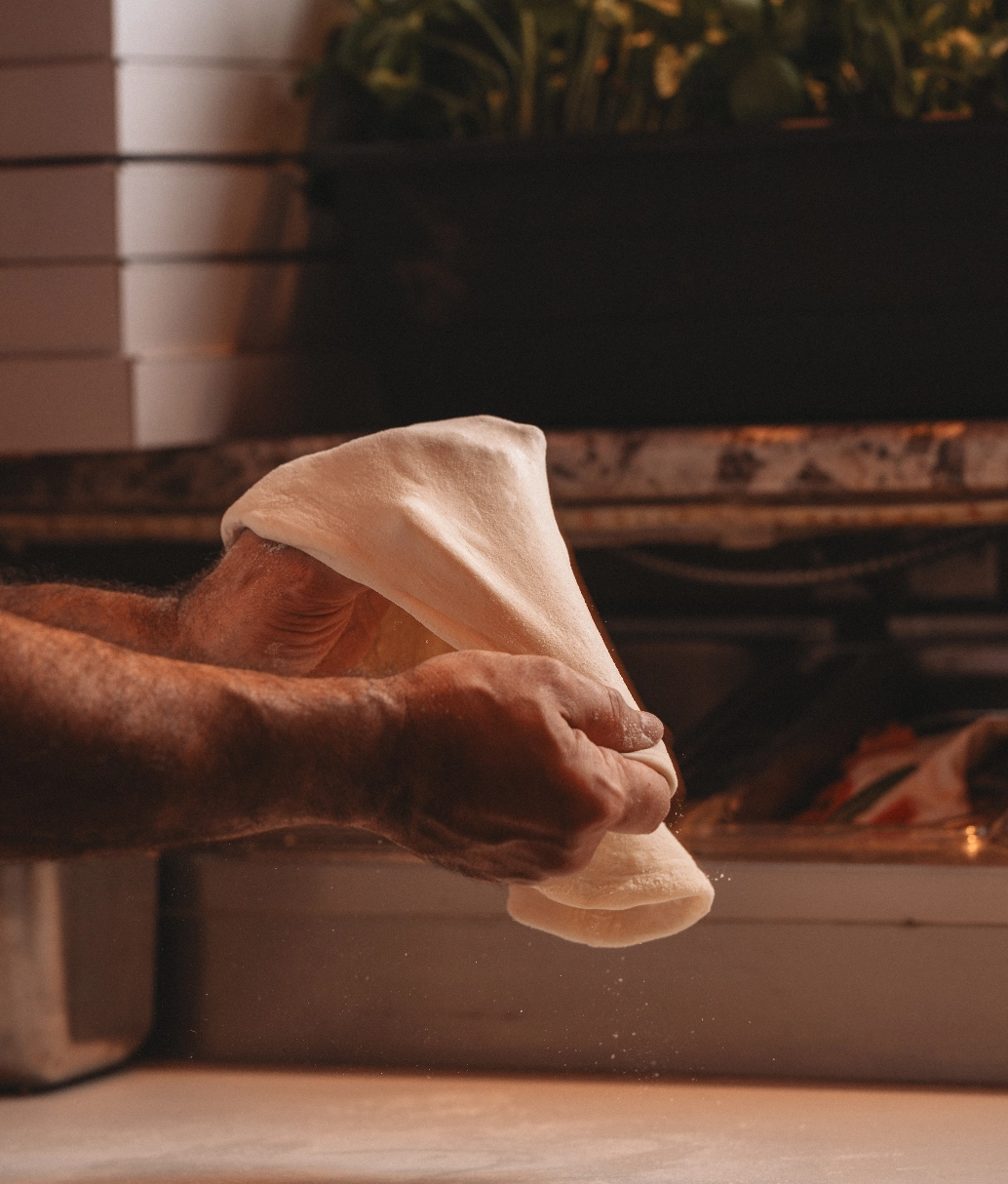 pizzaiolo en train de pétrir la pâte